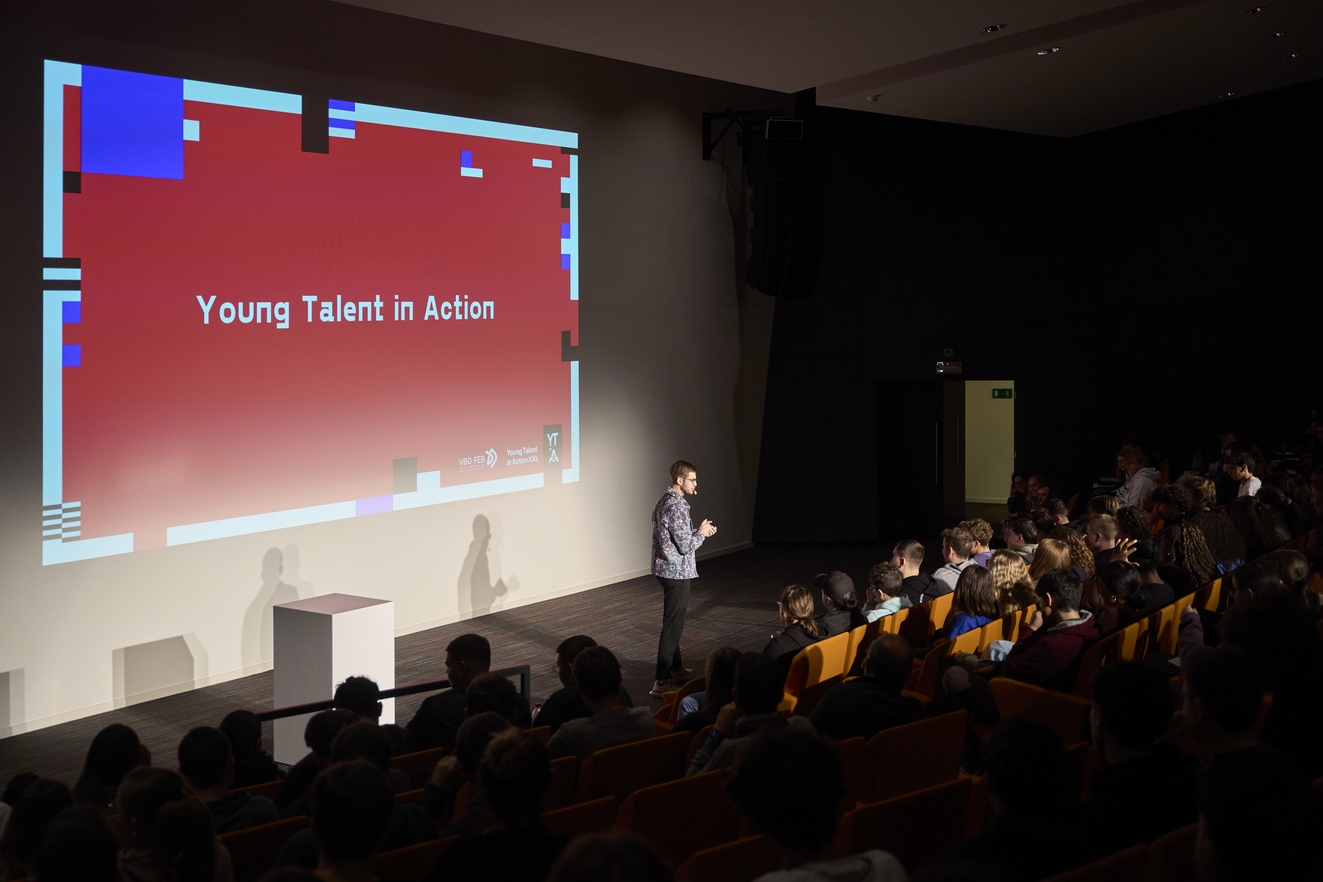 Conférence devant un public étudiant